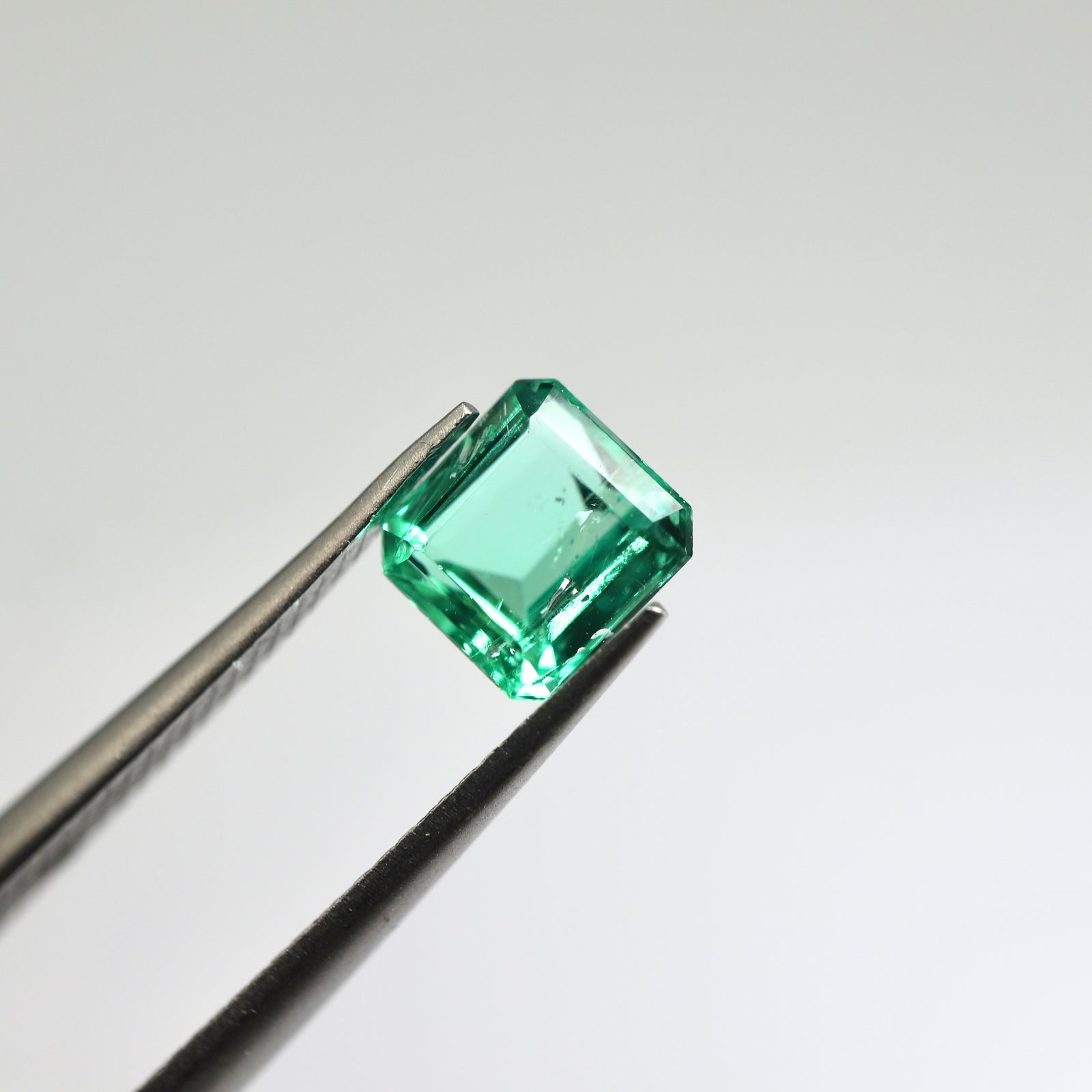 【天然エメラルド0.730ct】【Q037】
